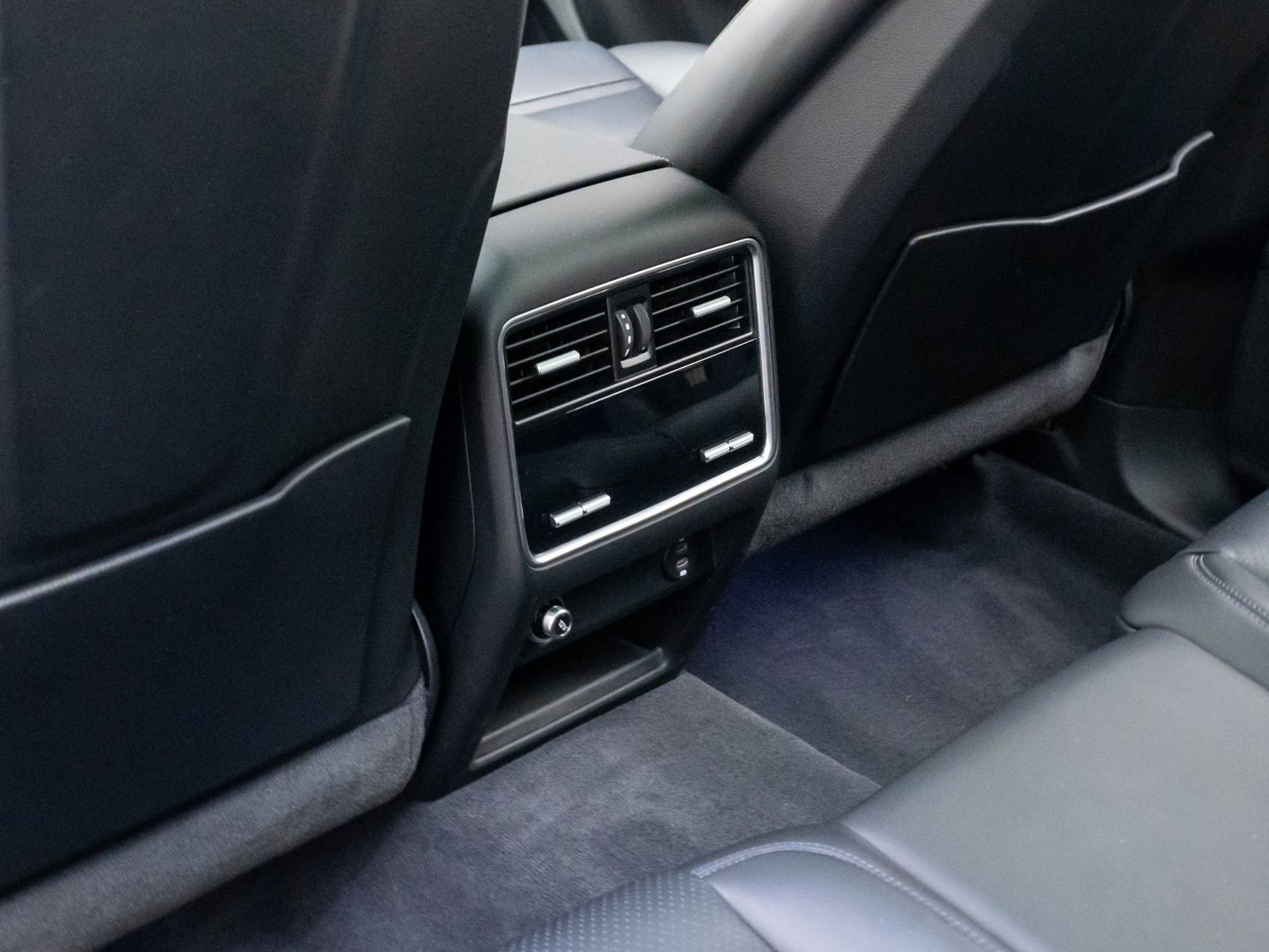 Certified 2022 Porsche Cayenne Platinum Edition image 17