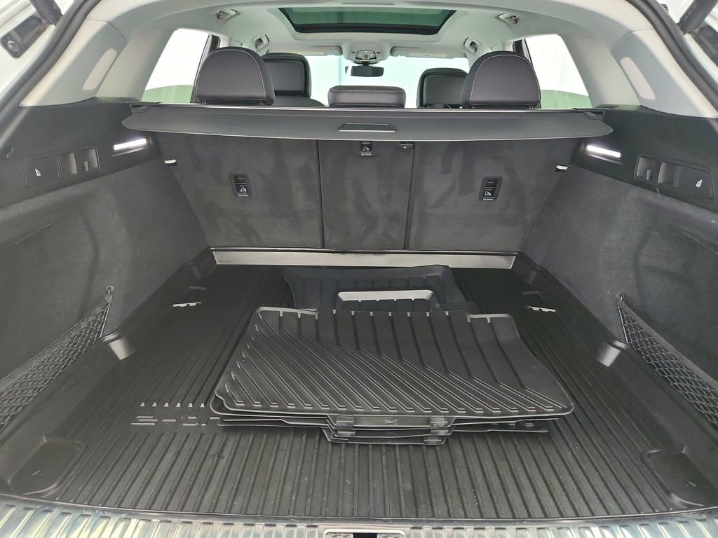 Used 2022 Audi e-tron Premium Plus image 36