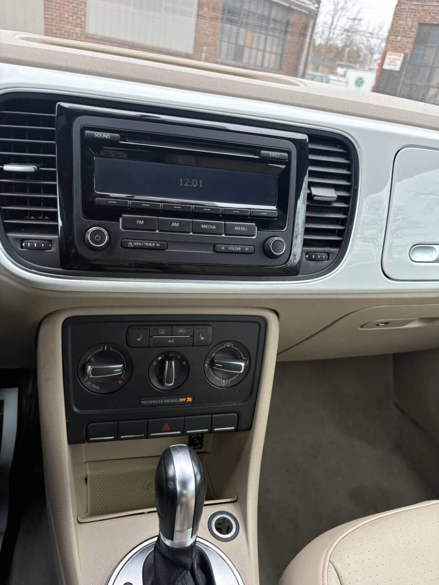 Used 2015 Volkswagen Beetle 1.8T FWD image 17