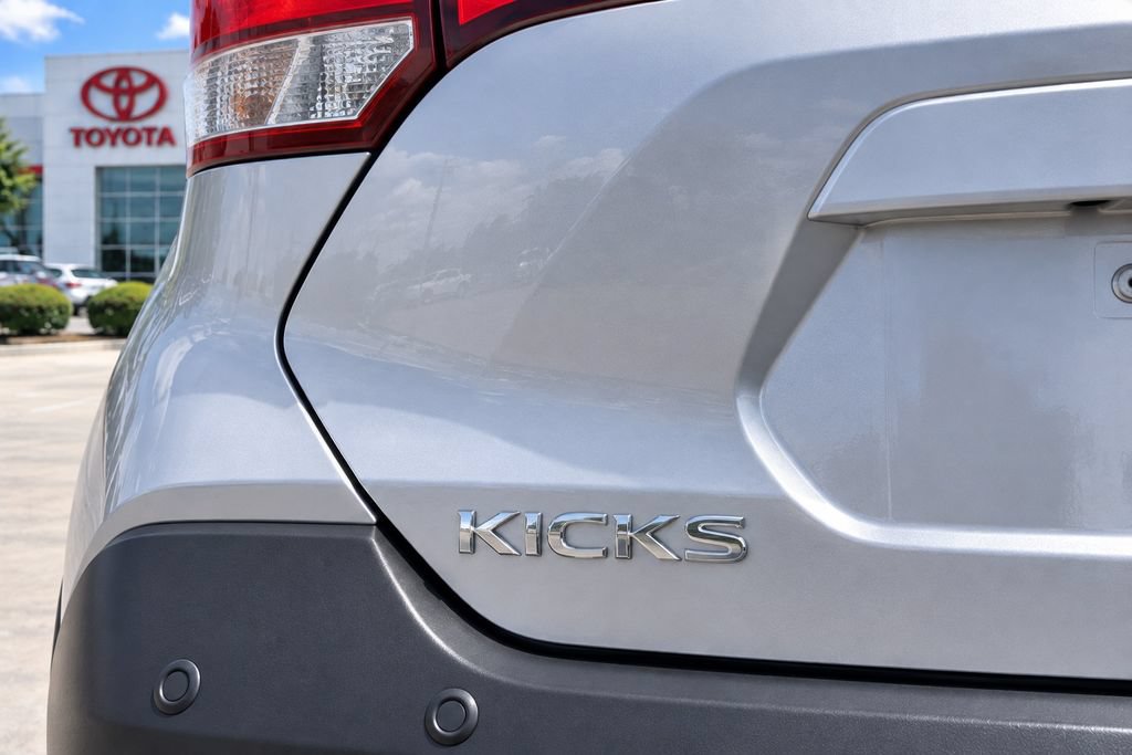 Used 2019 Nissan Kicks SR FWD image 12