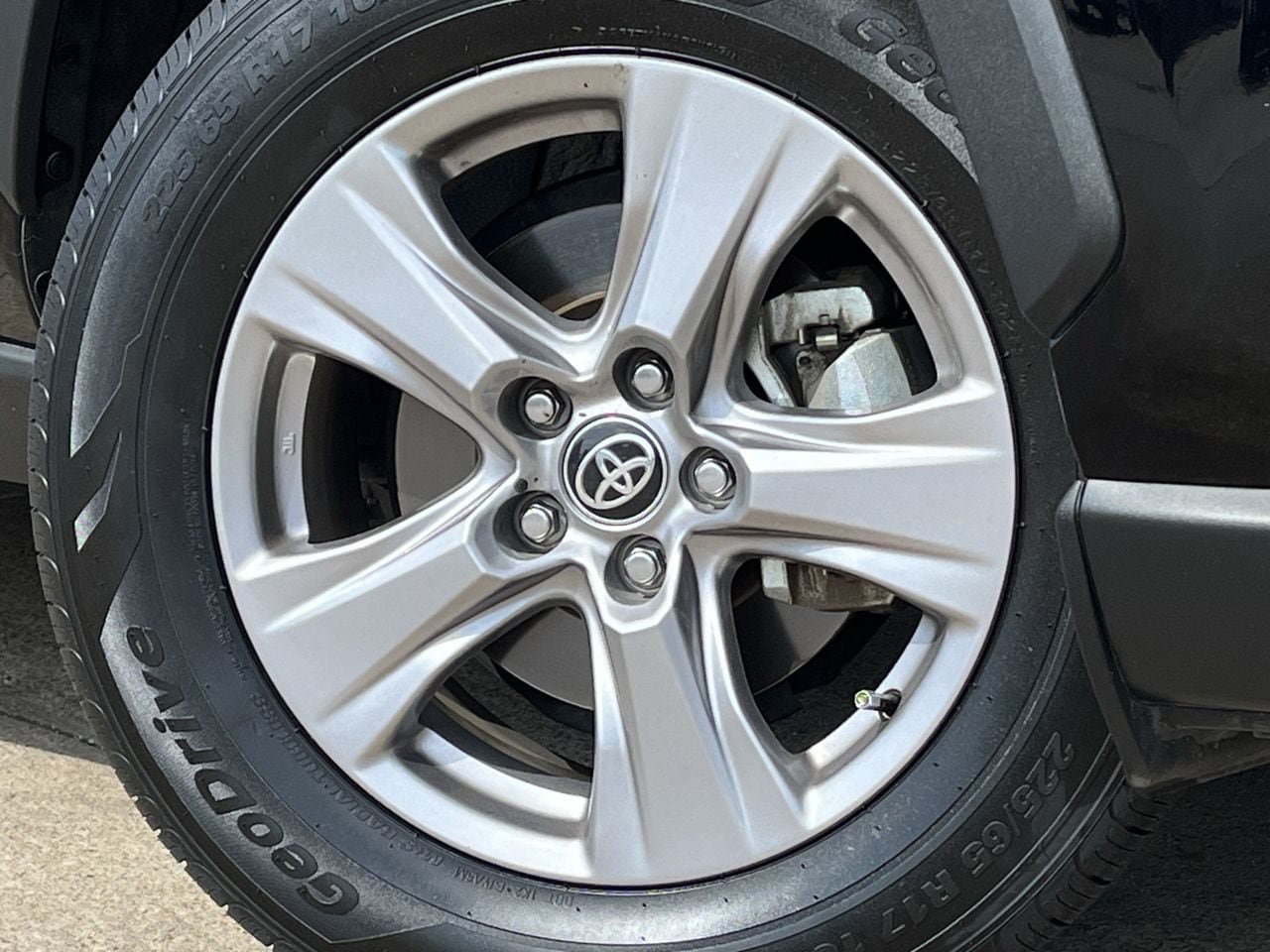Used 2025 Toyota RAV4 XLE FWD image 28