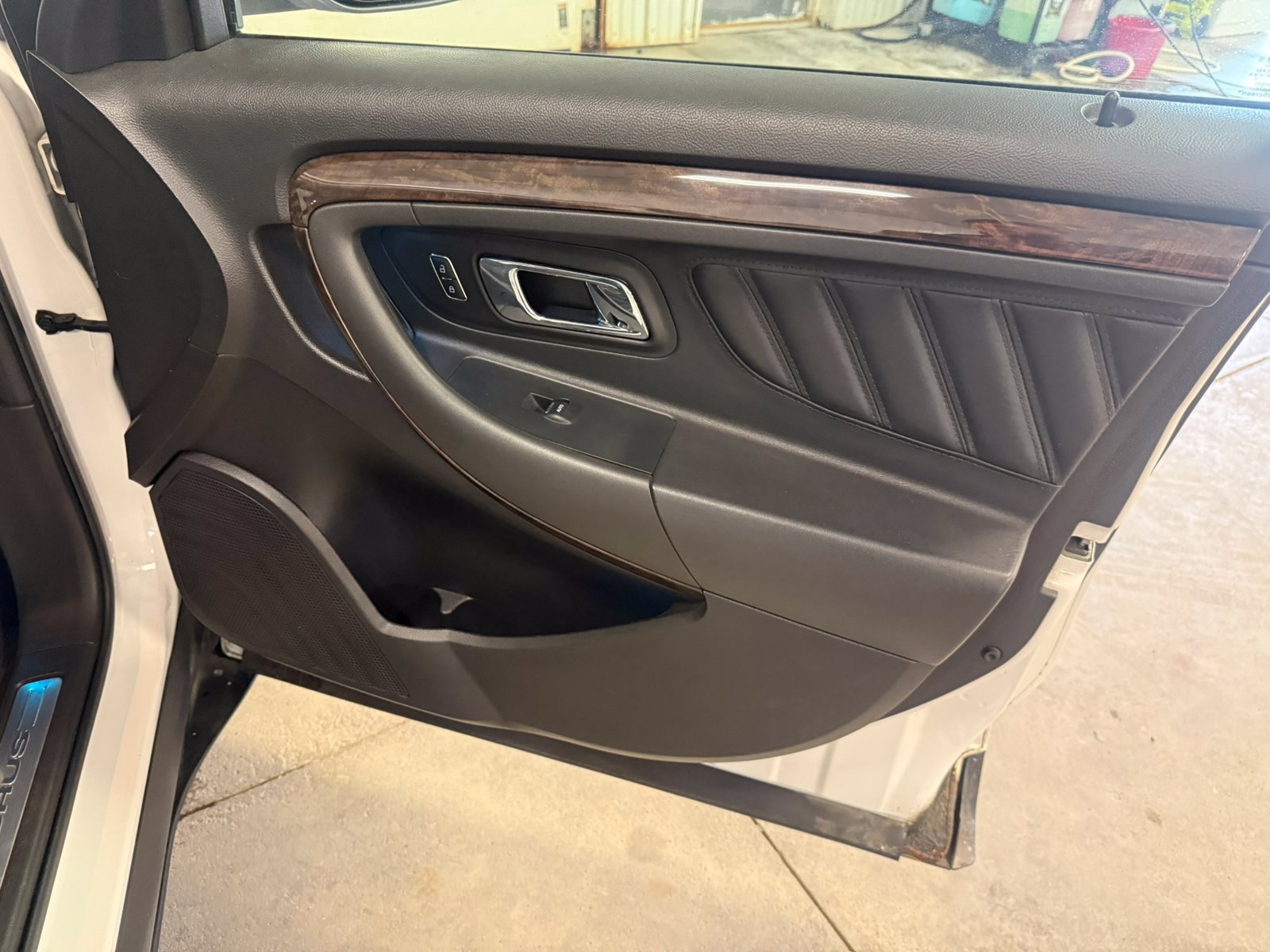 Used 2013 Ford Taurus Limited FWD image 30
