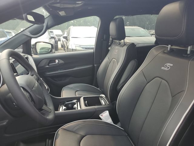 New 2027 Chrysler Pacifica Limited w/ Family Tech Group AWD/4WD image 18