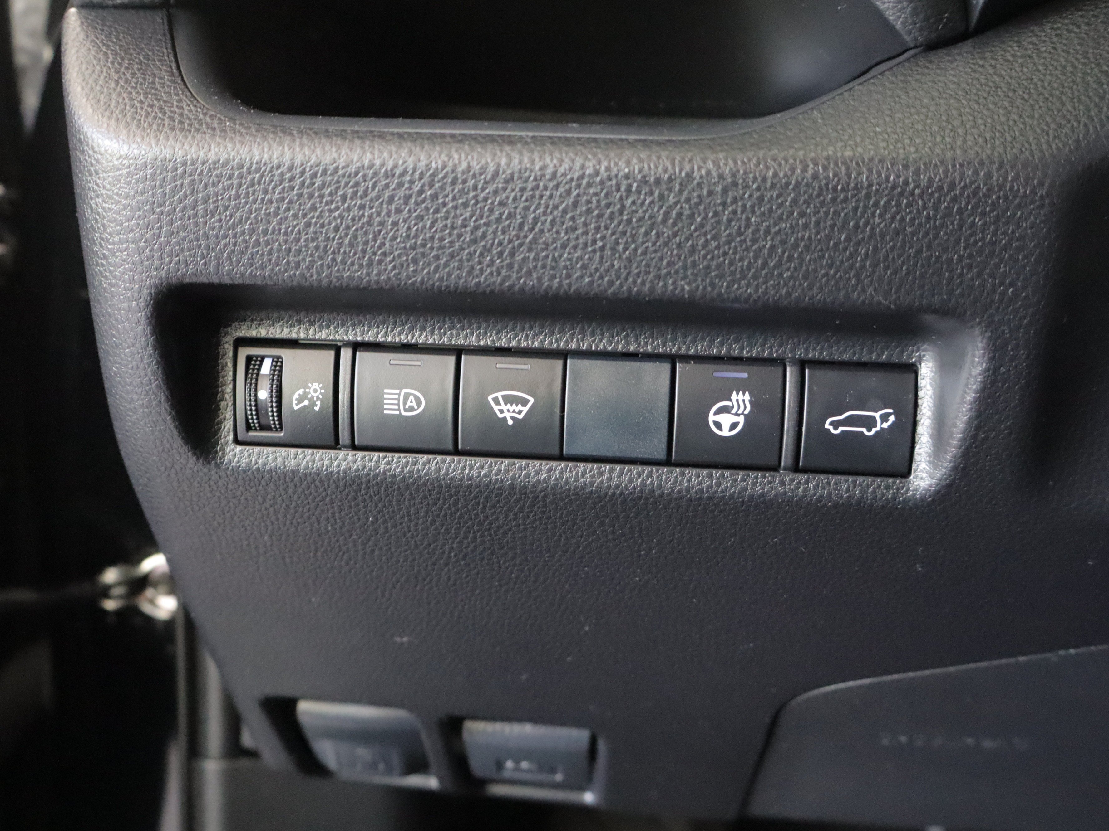 Used 2019 Toyota RAV4 XLE Premium w/ Cold Weather Package AWD/4WD image 19