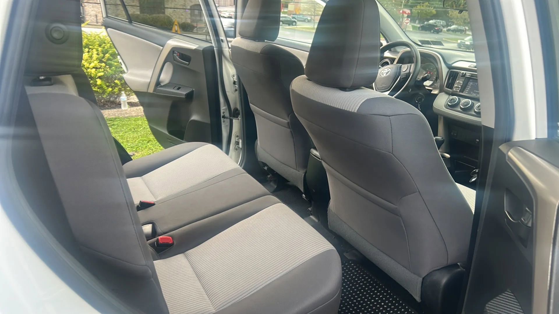 Used 2015 Toyota RAV4 LE image 38