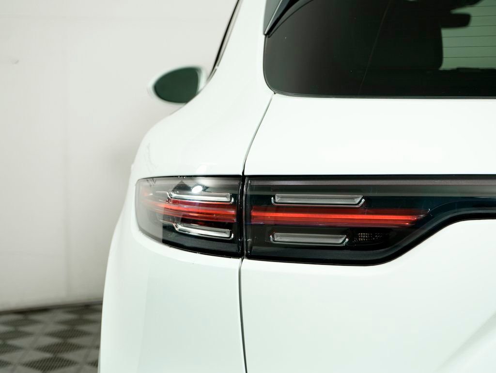 Certified 2022 Porsche Cayenne Platinum Edition image 12