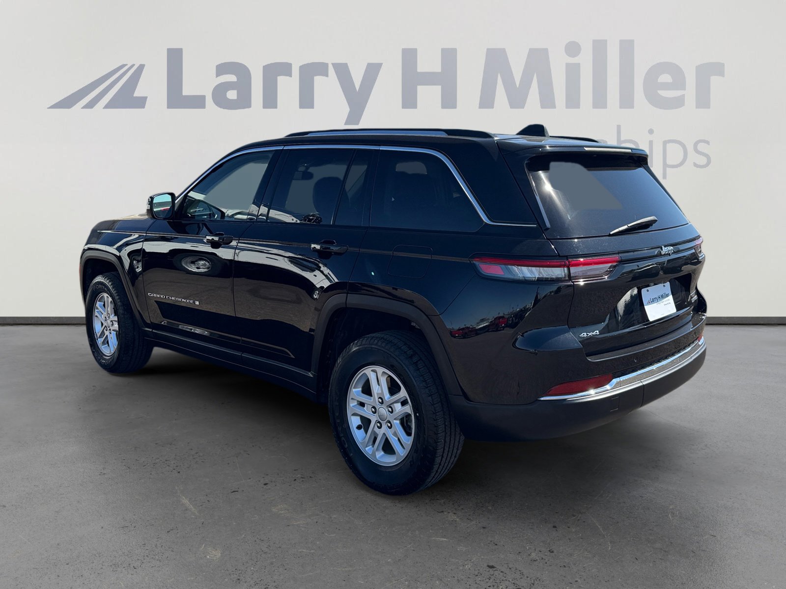 Used 2023 Jeep Grand Cherokee Laredo image 3