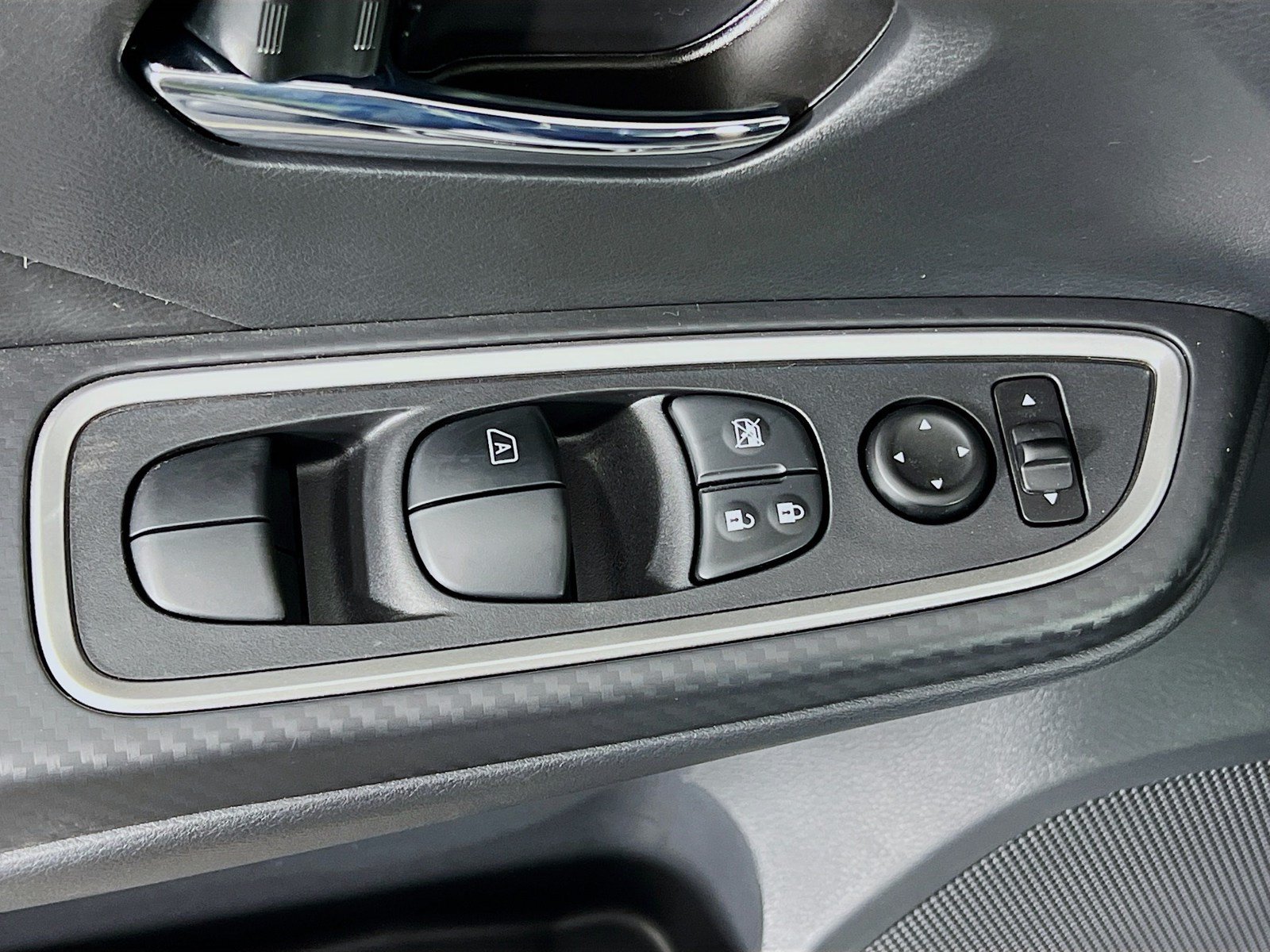 New 2025 Nissan Versa SR w/ Trunk Package FWD image 20