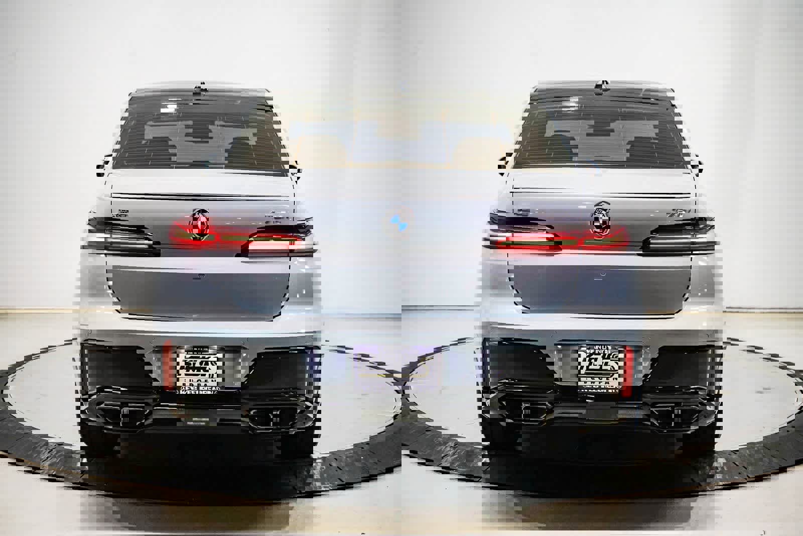 Used 2024 BMW 760i xDrive w/ Executive Package image 3