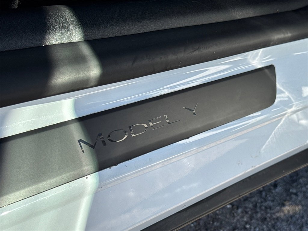 Used 2021 Tesla Model Y Long Range image 16