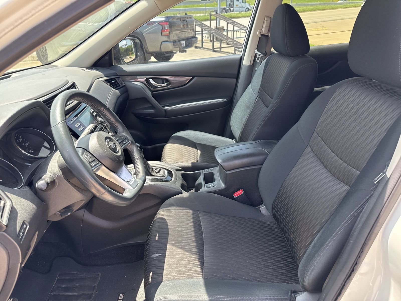 Used 2017 Nissan Rogue SV FWD image 11