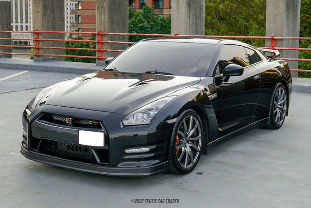 Used 2014 Nissan GT-R Premium w/ Premium Interior Package image 14
