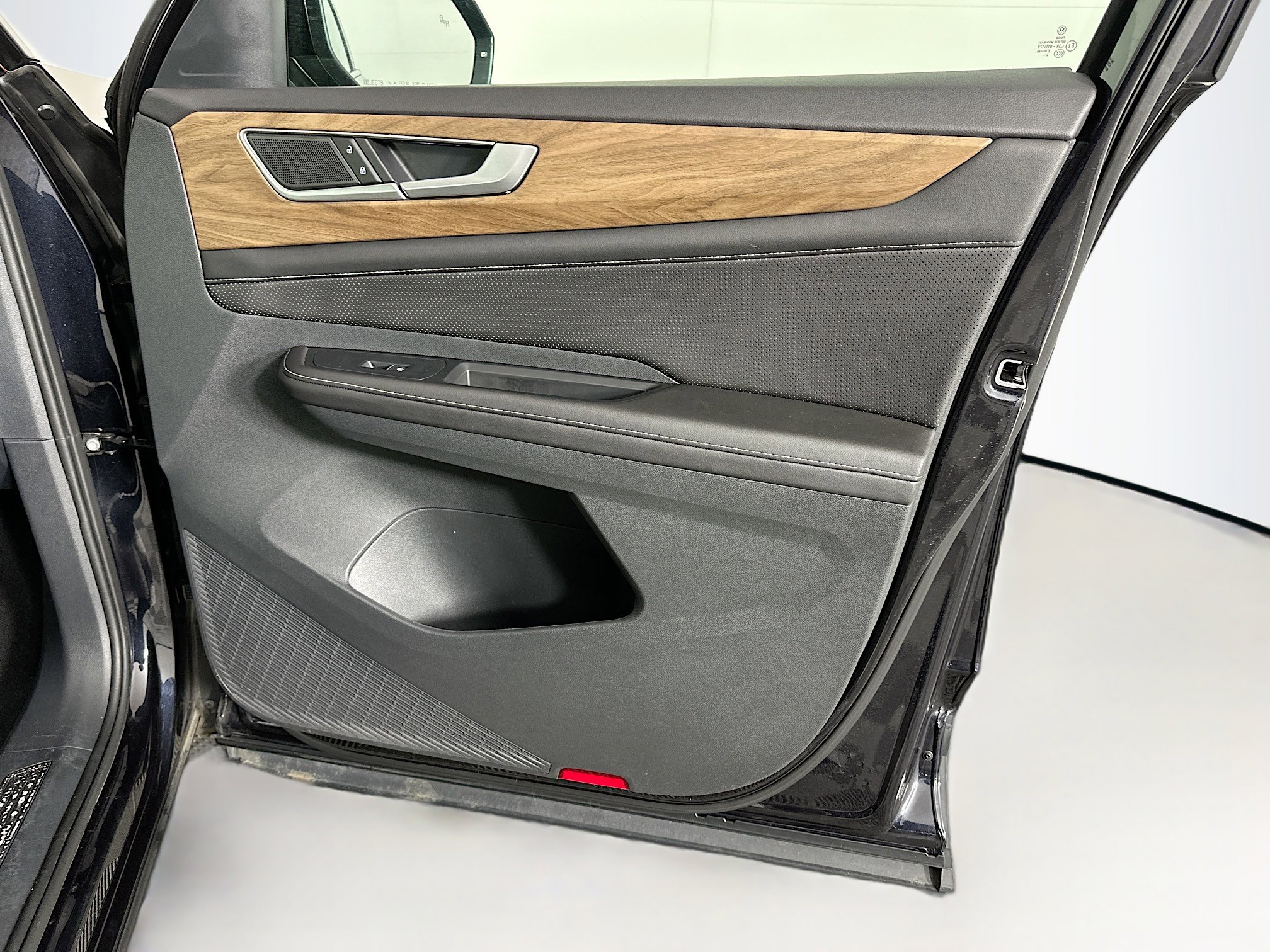 Used 2025 Volkswagen Atlas SE image 33