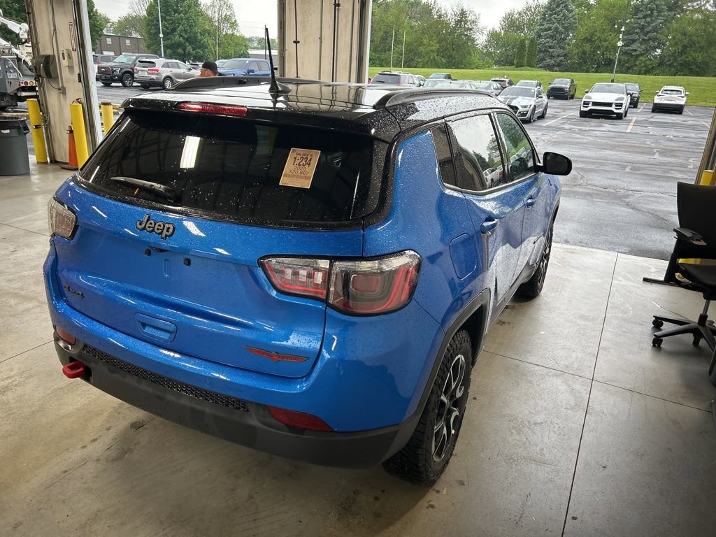 Used 2025 Jeep Compass Trailhawk AWD/4WD image 6