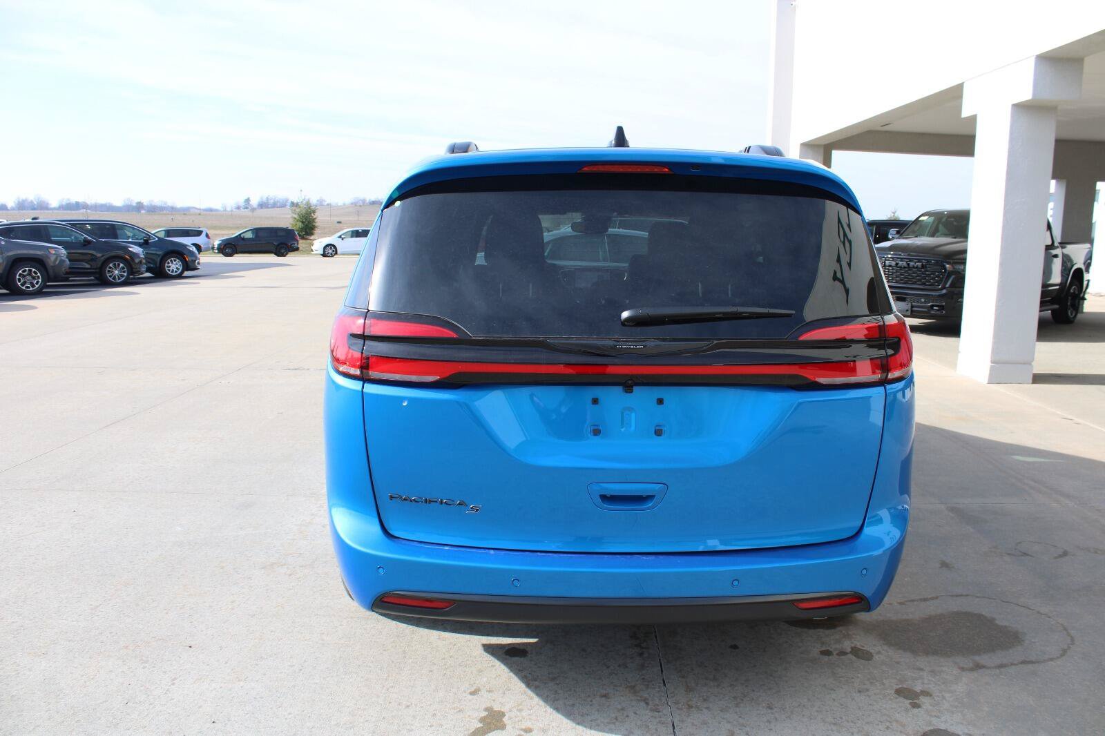 New 2026 Chrysler Pacifica Select w/ S Appearance Package FWD image 8