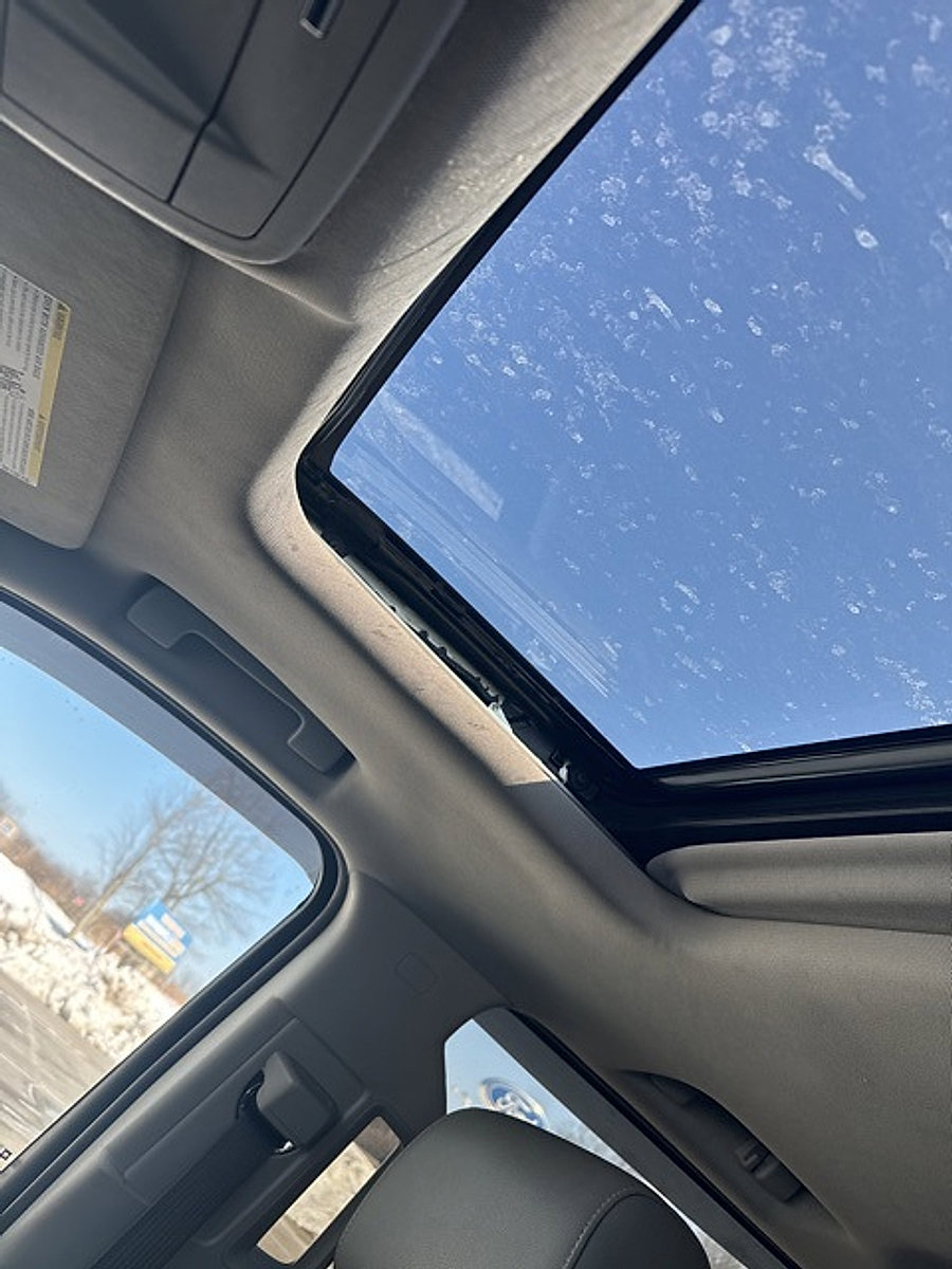 Used 2018 Chevrolet Suburban LT image 9