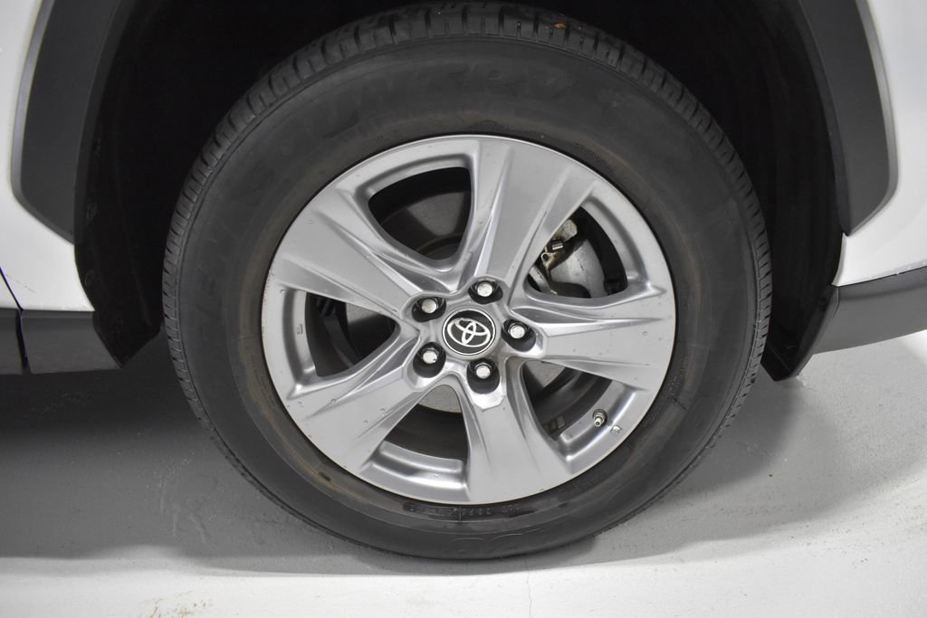 Used 2022 Toyota RAV4 LE AWD/4WD image 9