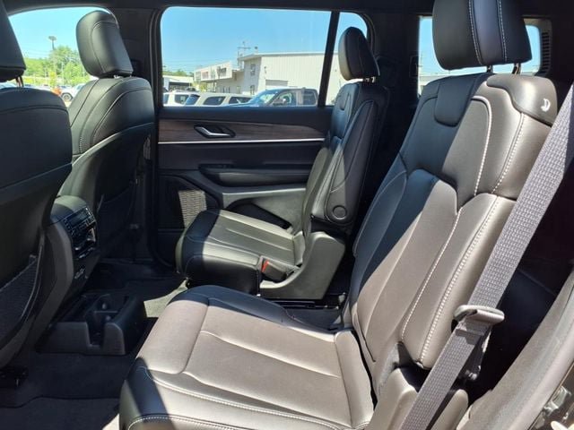 New 2025 Jeep Grand Cherokee L Limited w/ Trailer Tow Package AWD/4WD image 10