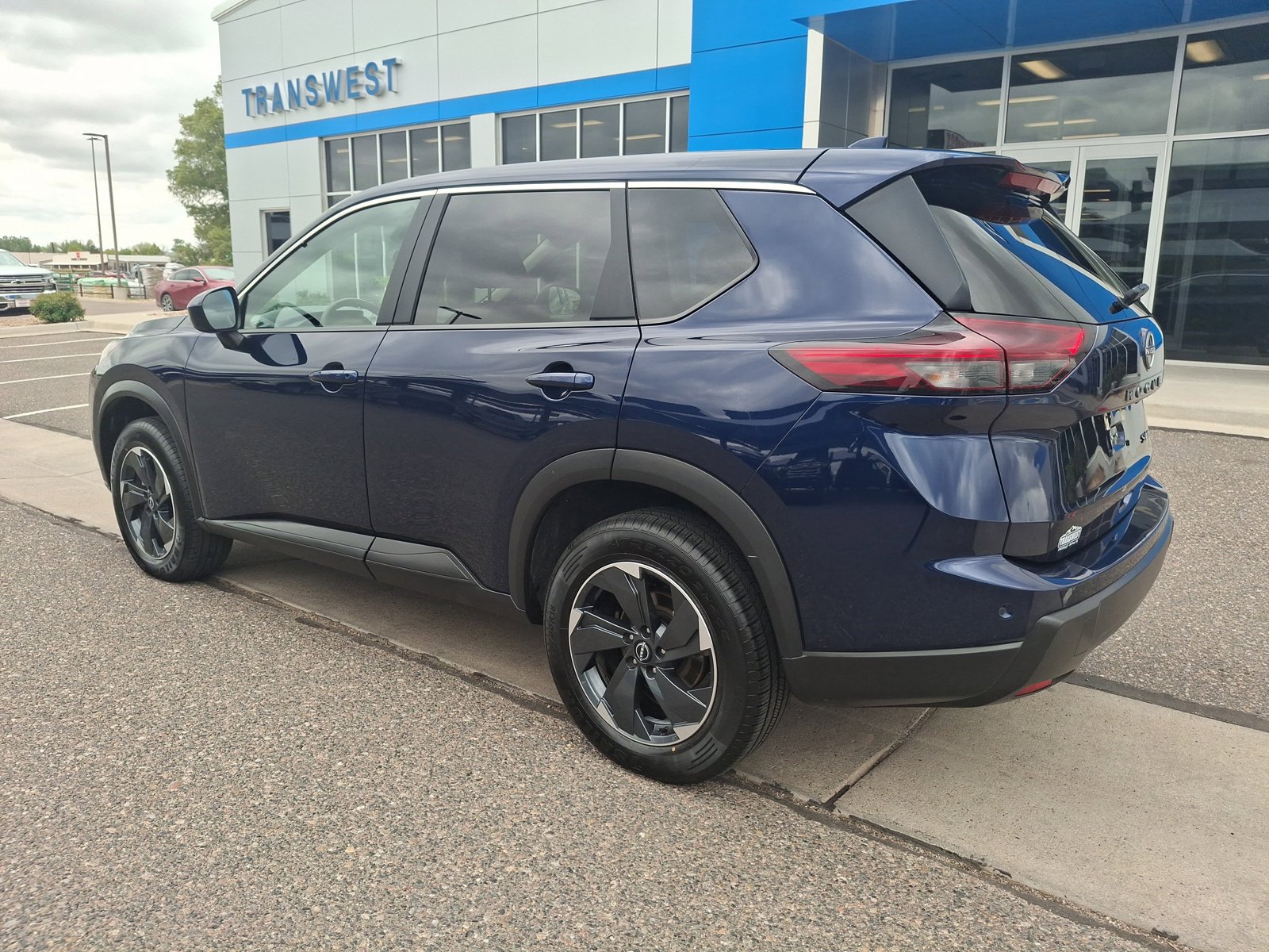 Used 2024 Nissan Rogue SV AWD/4WD image 3