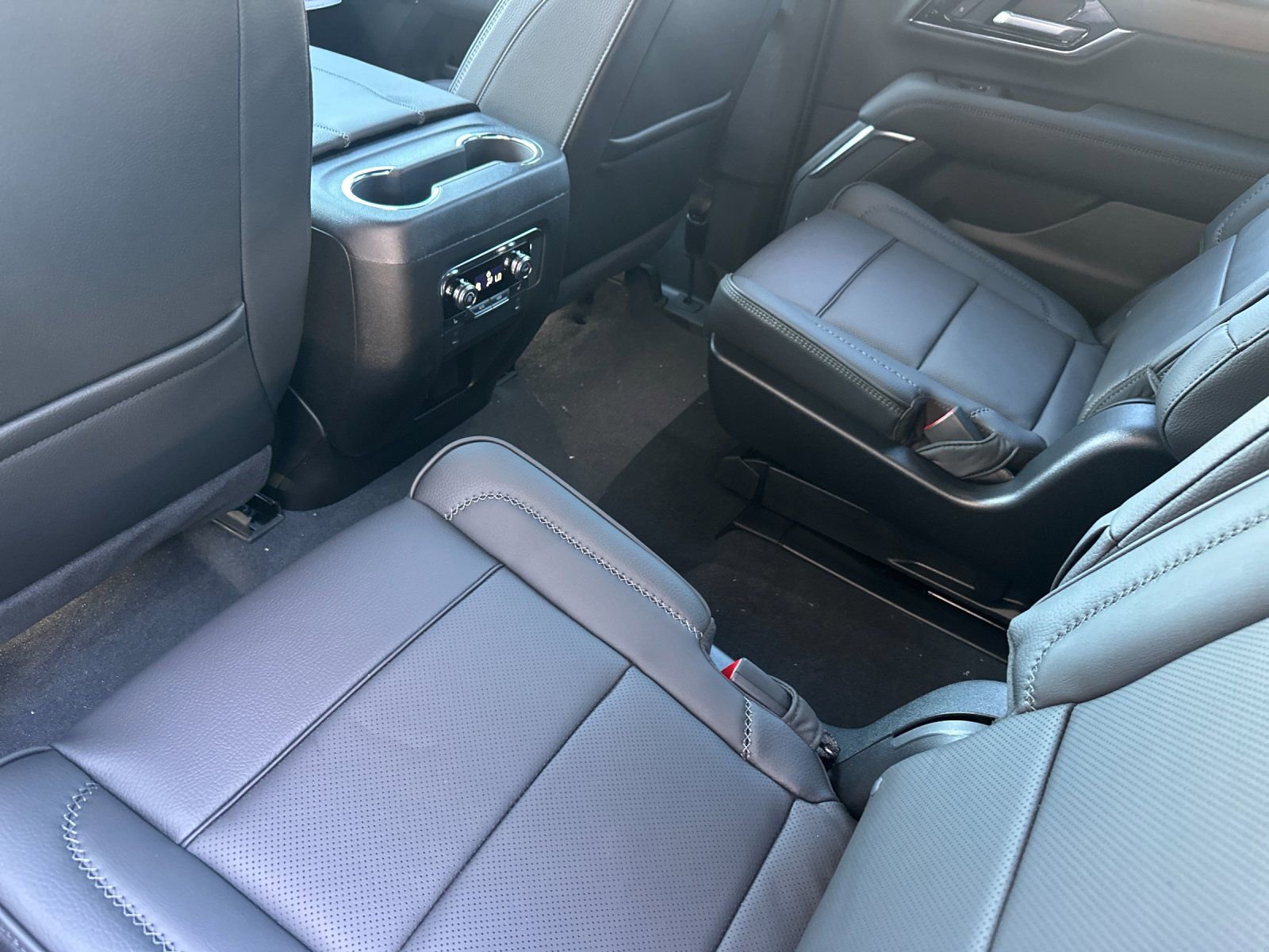 New 2026 GMC Yukon XL Denali w/ Sun & Power Step Package AWD/4WD image 12