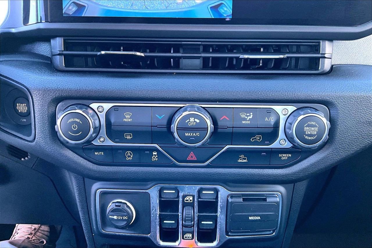 Certified 2025 Jeep Gladiator Sport image 17