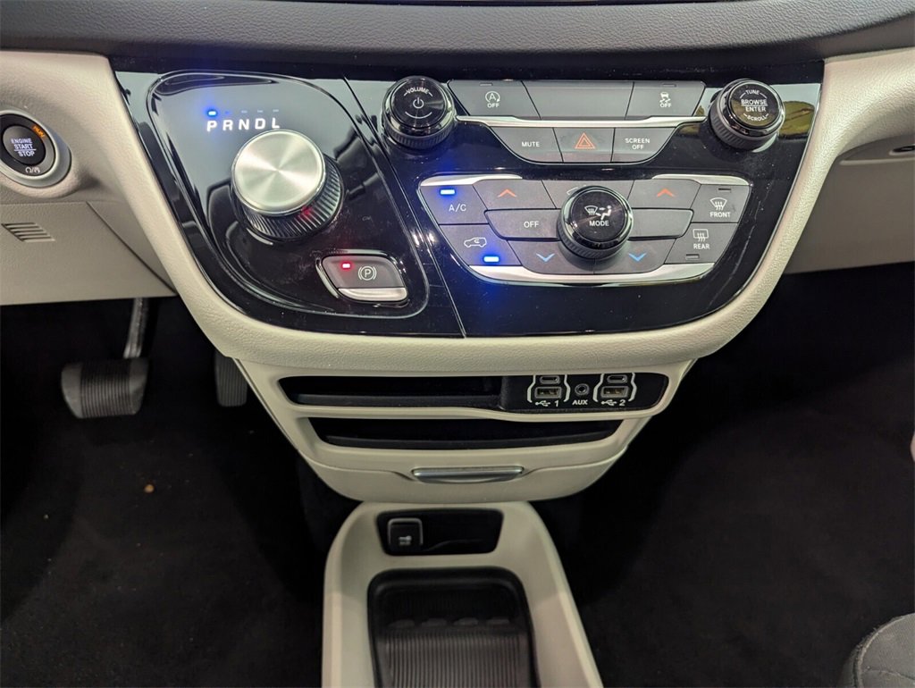 Used 2023 Chrysler Voyager LX image 25