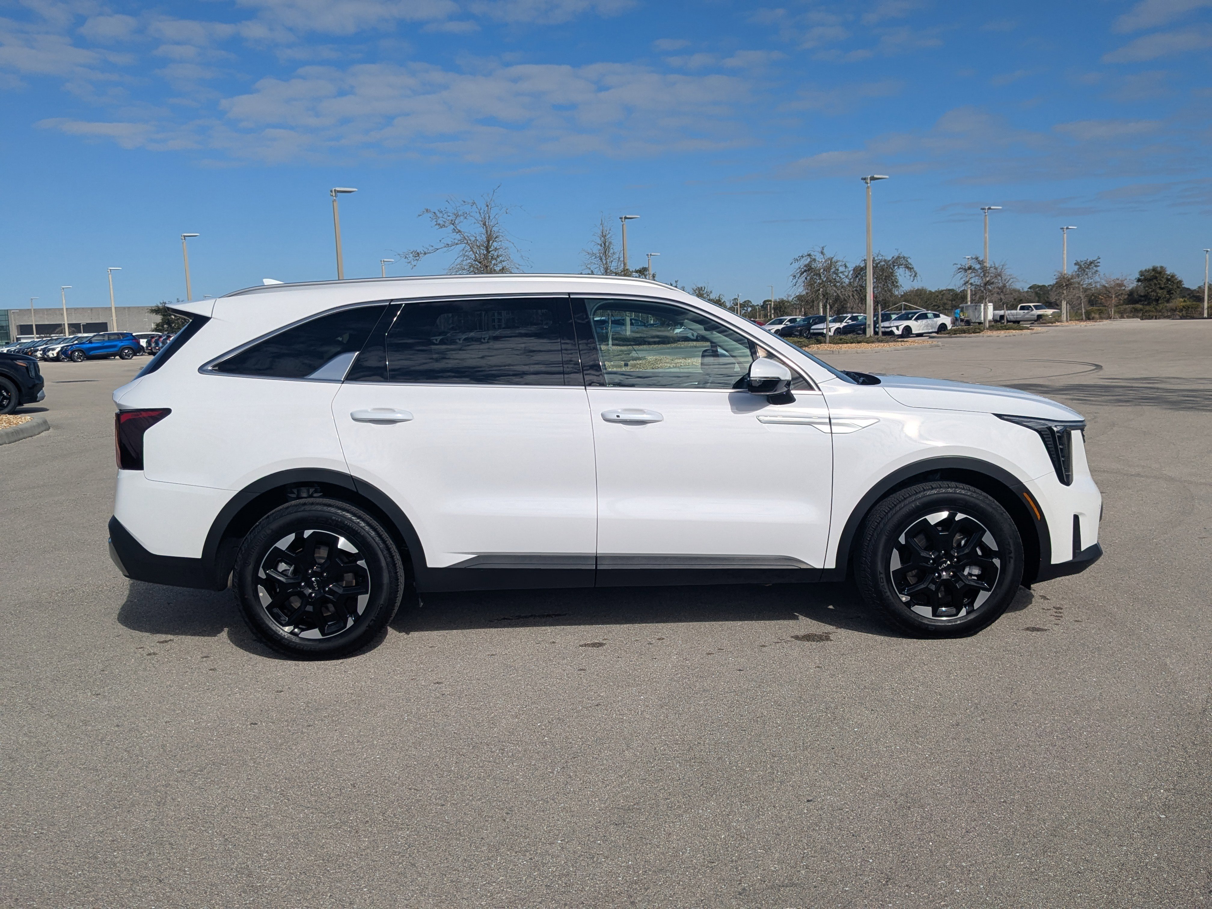 Certified 2025 Kia Sorento S w/ Panoramic Sunroof Package image 4