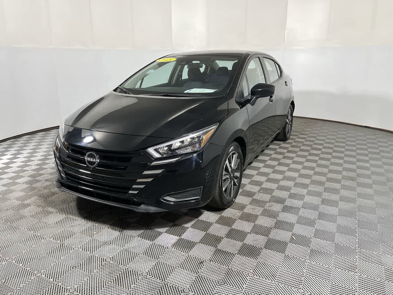 Used 2025 Nissan Versa SV image 3