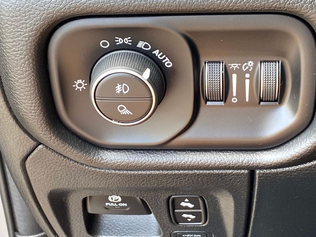 Used 2025 RAM 1500 Laramie w/ Sport Appearance Package AWD/4WD image 24