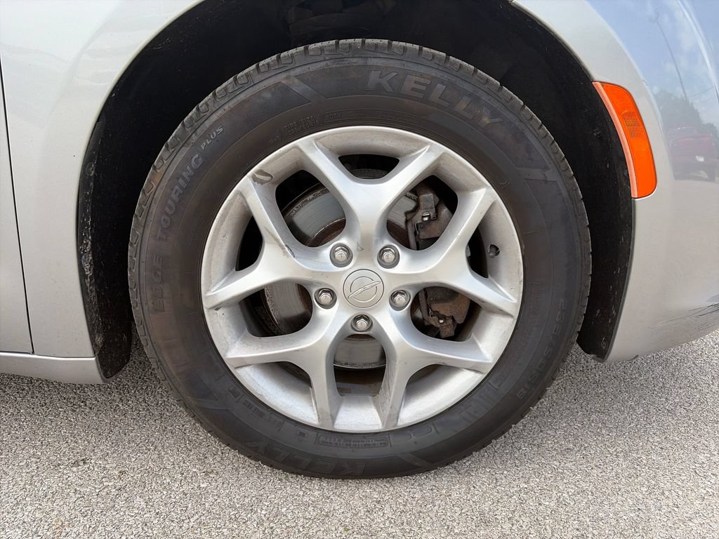 Used 2017 Chrysler Pacifica Touring-L w/ Tire & Wheel Group FWD image 14