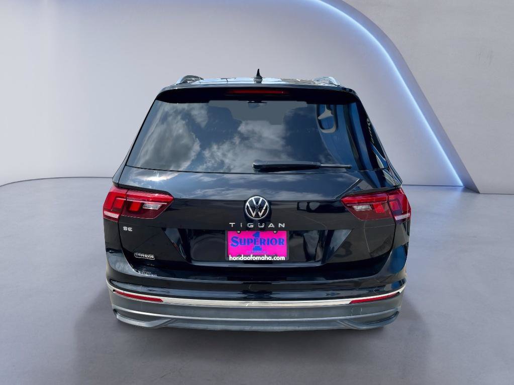 Used 2024 Volkswagen Tiguan SE w/ Panoramic Sunroof Package FWD image 3