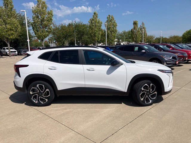Used 2025 Chevrolet Trax RS w/ Sunroof Package FWD image 5