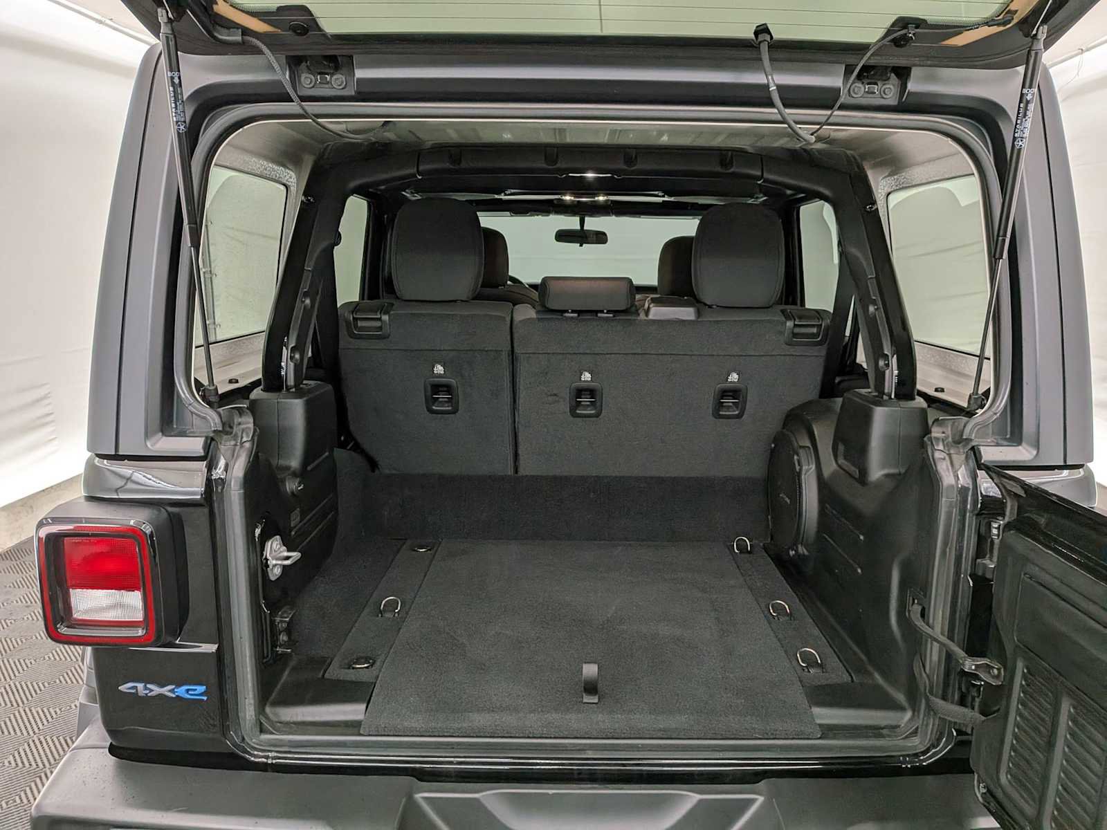 Used 2023 Jeep Wrangler Unlimited w/ Cold Weather Group image 33