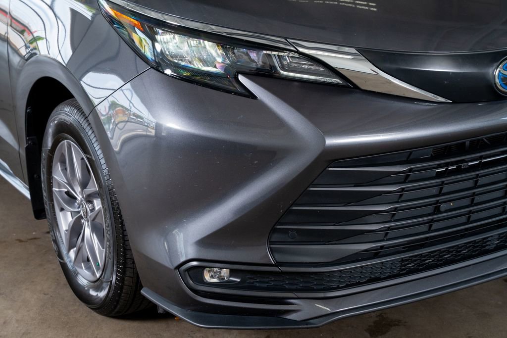 Used 2025 Toyota Sienna XLE image 5
