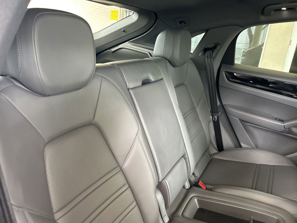 Used 2022 Porsche Cayenne Coupe image 25