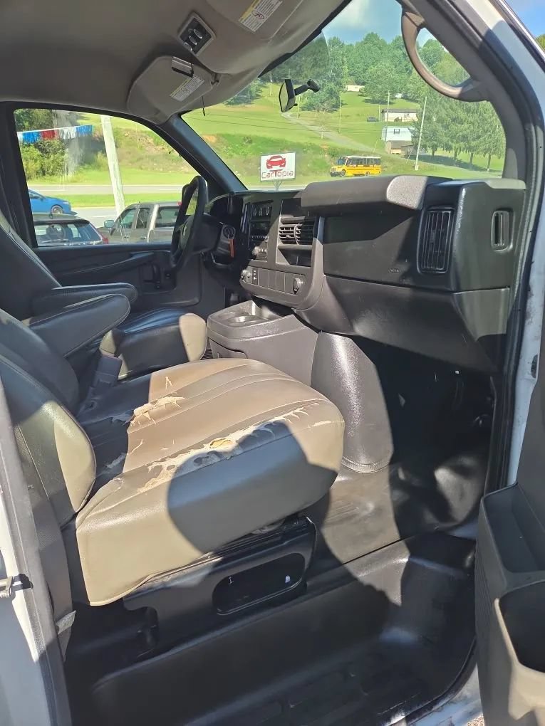 Used 2010 Chevrolet Express 3500 LT w/ LT Preferred Equipment Group RWD image 9