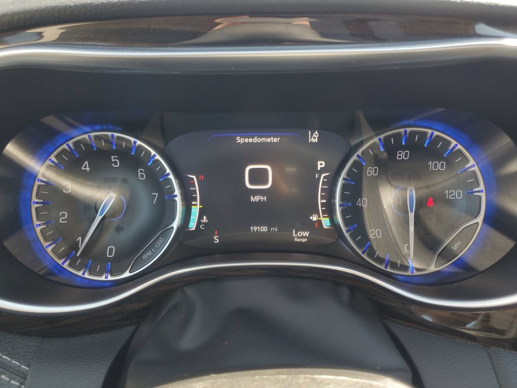 Used 2024 Chrysler Pacifica Limited FWD image 12