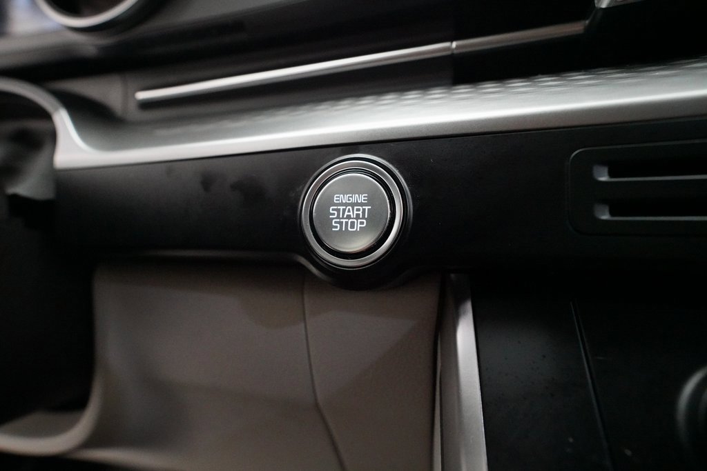 Certified 2024 Kia Carnival LX image 31