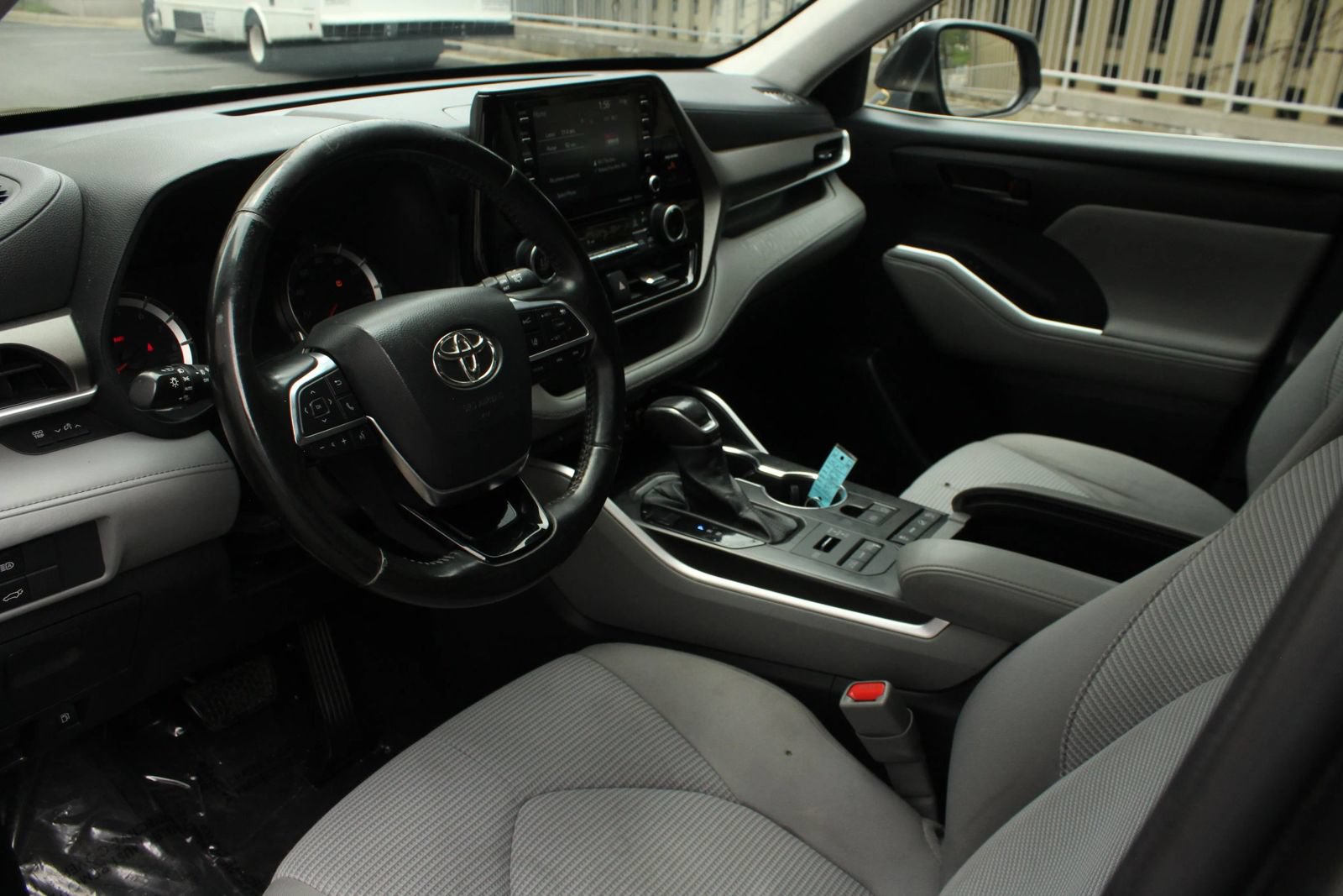 Used 2021 Toyota Highlander LE AWD/4WD image 14