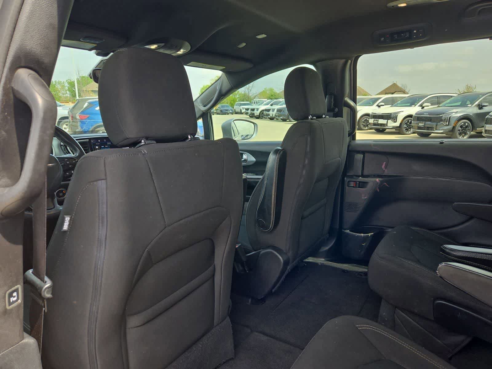 Used 2021 Chrysler Pacifica Touring w/ S Appearance Package FWD image 16