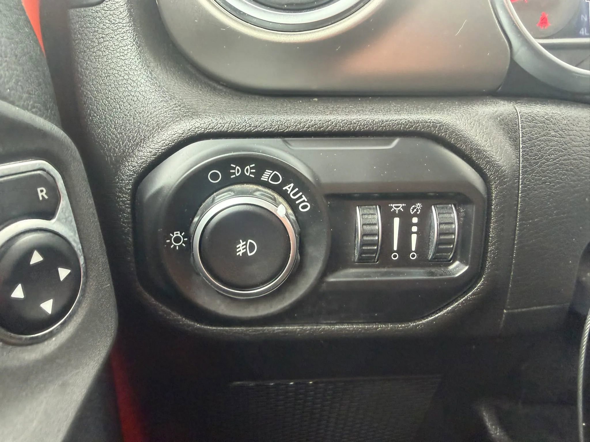 Used 2020 Jeep Wrangler Unlimited Rubicon w/ Dual Top Group AWD/4WD image 17