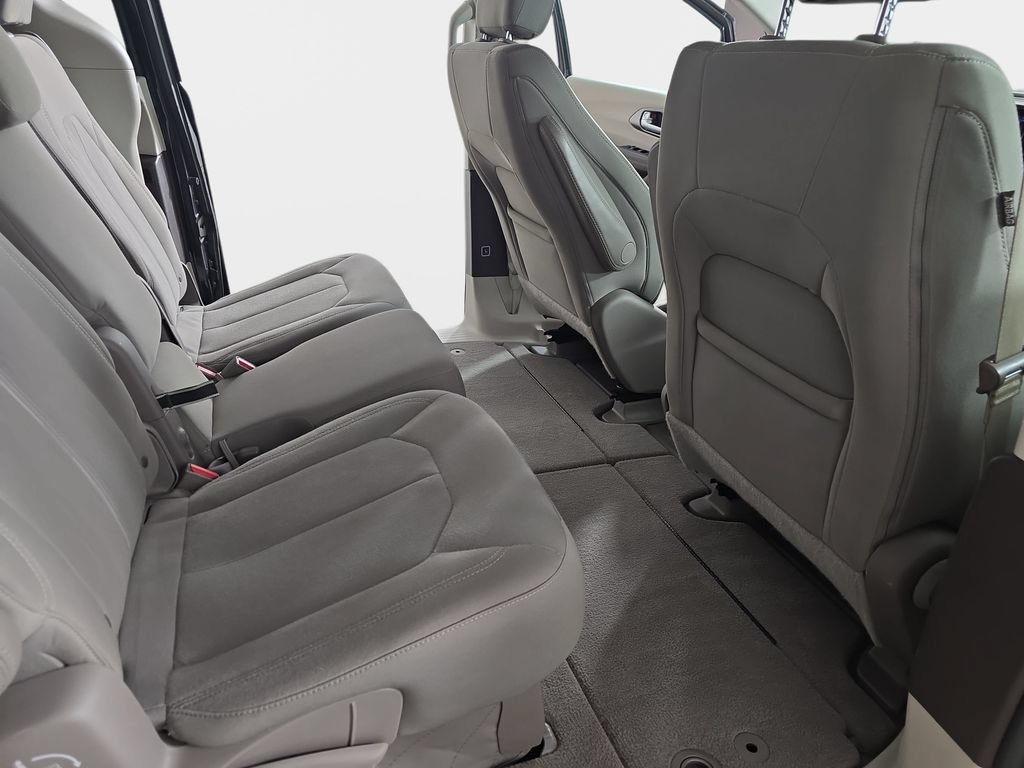 Used 2017 Chrysler Pacifica Touring w/ Tire & Wheel Group FWD image 12