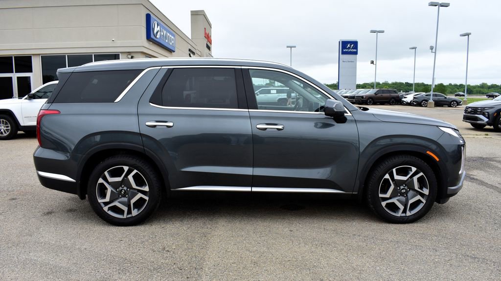 Used 2023 Hyundai Palisade Limited FWD image 2