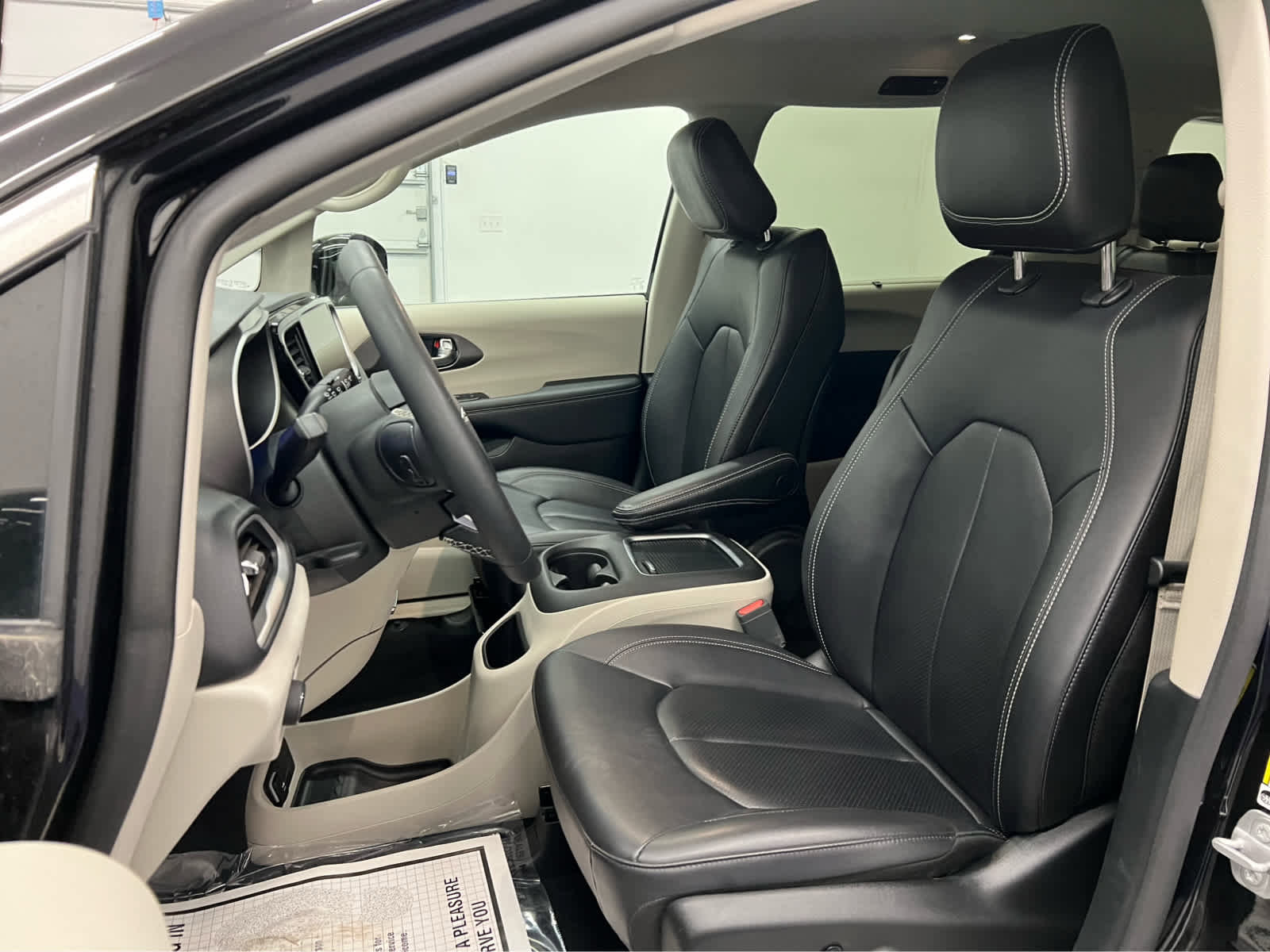 Used 2024 Chrysler Pacifica Touring-L image 4