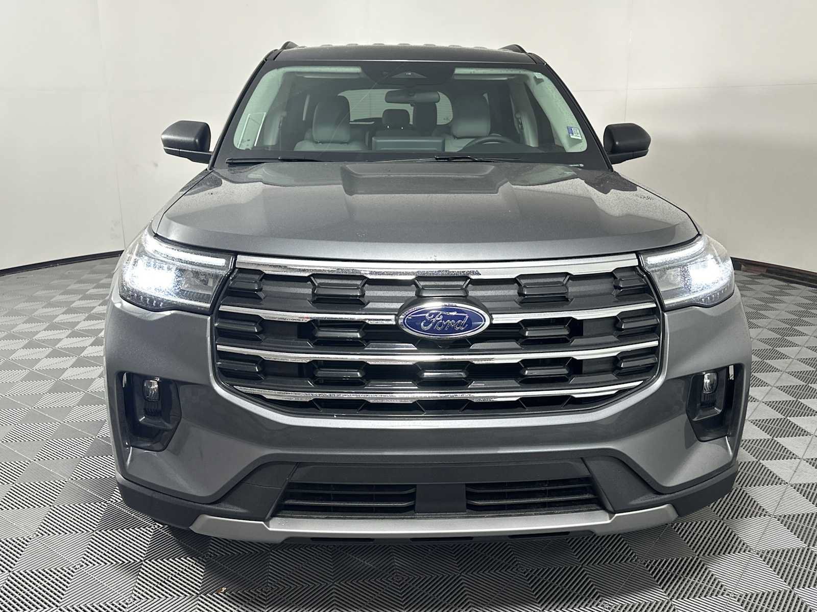 Used 2025 Ford Explorer Active w/ Active Comfort Package AWD/4WD image 2