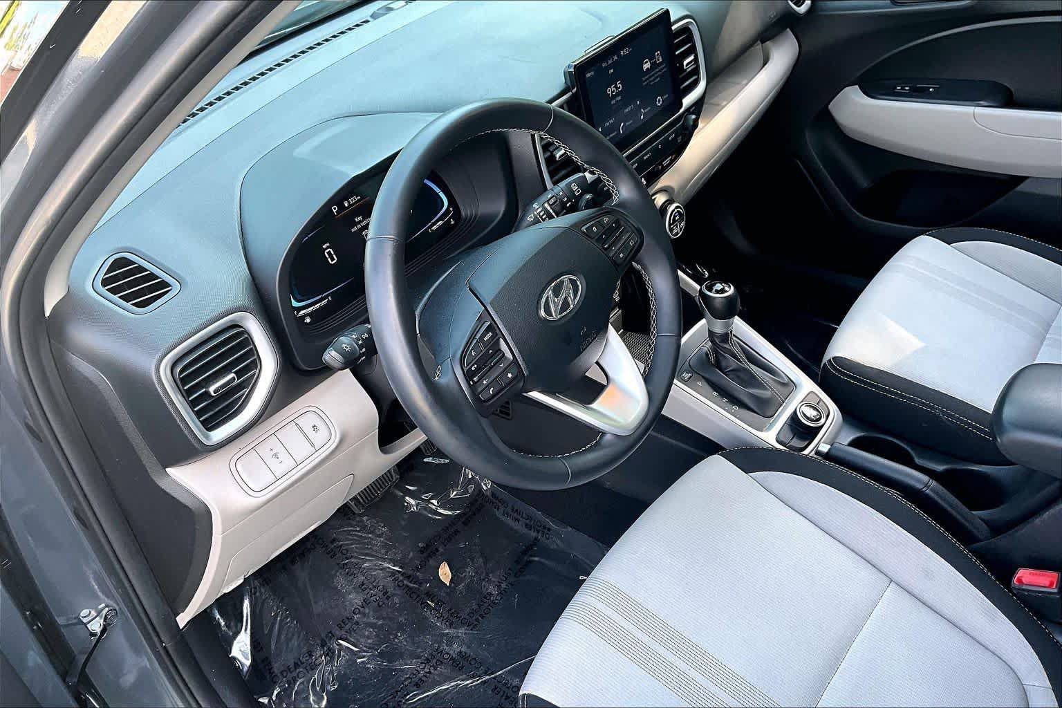 Used 2025 Hyundai Venue SEL FWD image 18
