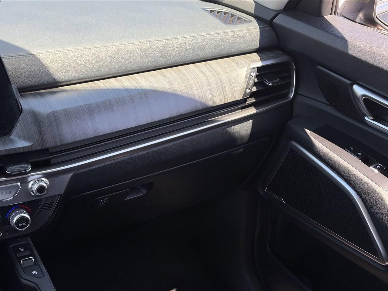 Certified 2025 Kia Telluride EX w/ EX Captain's Chair Package FWD image 15