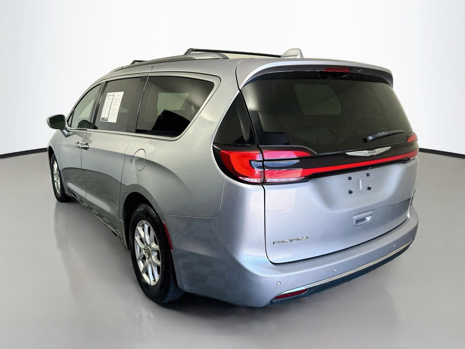 Used 2021 Chrysler Pacifica Touring-L FWD image 5