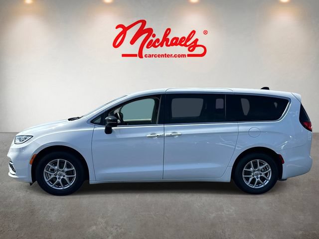 Used 2024 Chrysler Pacifica Touring-L FWD image 5