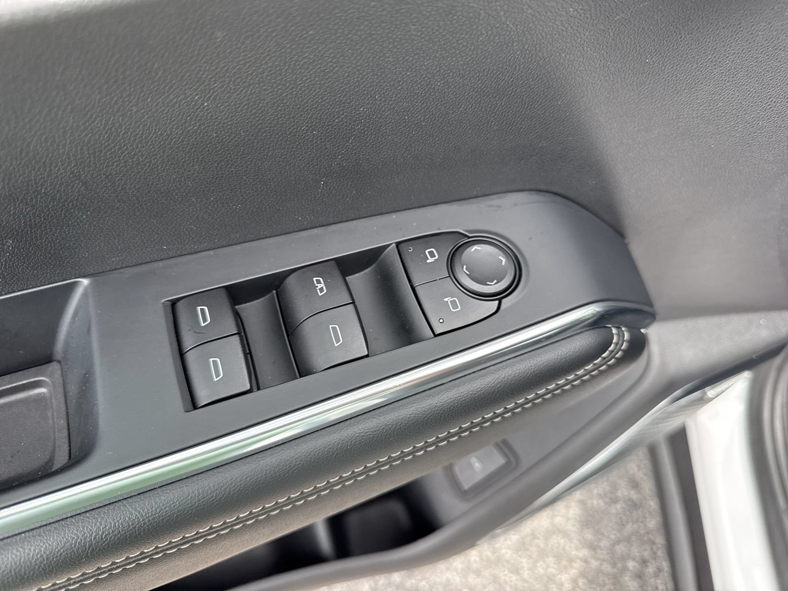 Used 2025 GMC Acadia Elevation FWD image 16